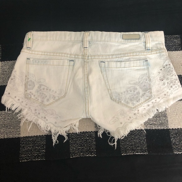 BLANKNYC Pinstriped Bleached Cutoff Shorts Sz 25 - Picture 4 of 9